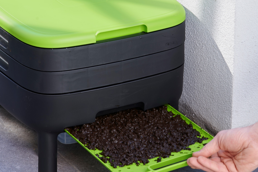 How to use a wormery
